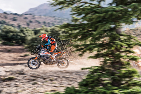 KTM-790-ADVENTURE-R_Action-09