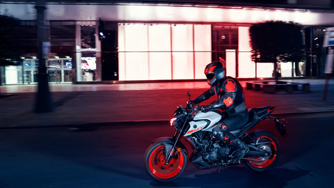 2020-Yamaha-MT320-EU-Ice_Fluo-Action-001-03