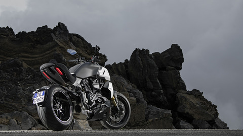 Diavel-1260-S-MY19-Ambience-09-Gallery-1920x1080