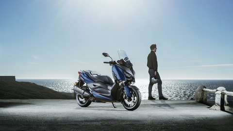 2018-Yamaha-X-MAX-300A-EU-Phantom-Blue-Static-001