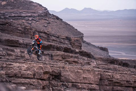 KTM-790-ADVENTURE-R_Action-02