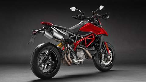 Hypermotard-950-MY19-Studio-02-Gallery-1920x1080