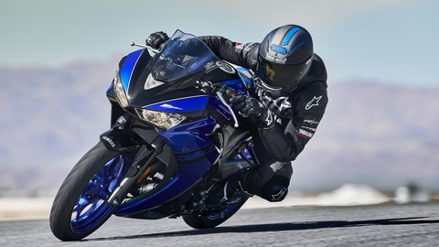 2018-Yamaha-YZF-R3-EU-Yamaha-Blue-Action-002