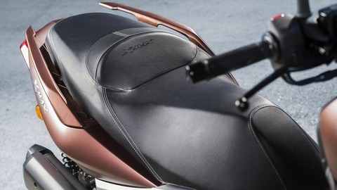 2017-Yamaha-X-MAX-300A-EU-Quasar-Bronze-Detail-024