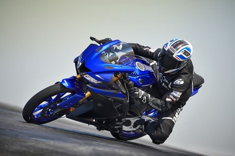 2019-Yamaha-YZF-R125-EU-Yamaha_Blue-Action-002