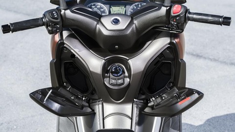 2017-Yamaha-X-MAX-300A-EU-Quasar-Bronze-Detail-021