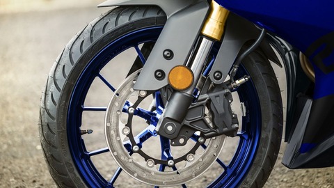 2018-Yamaha-YZF-R125-EU-Yamaha_Blue-Detail-005-03_Tablet