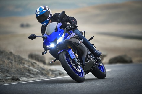 2019-Yamaha-YZF-R125-EU-Yamaha_Blue-Action-012