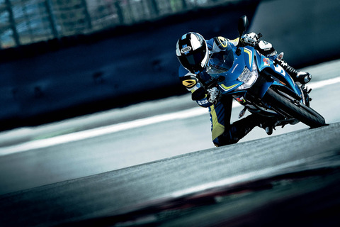 photo_gsx-r125al8_action_15