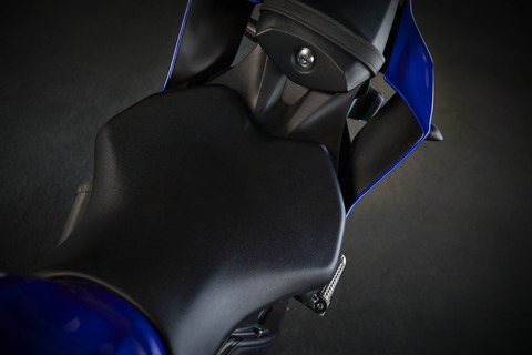 2019-Yamaha-YZF600R6-EU-Yamaha_Blue-Detail-005