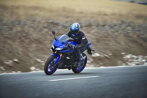 2019-Yamaha-YZF-R125-EU-Yamaha_Blue-Action-011