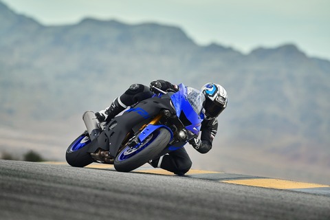 2019-Yamaha-YZF600R6-EU-Yamaha_Blue-Action-002