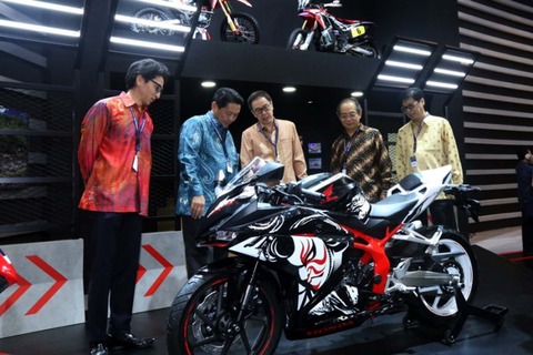 New-Honda-CBR250RR-Special-Edition-696x464