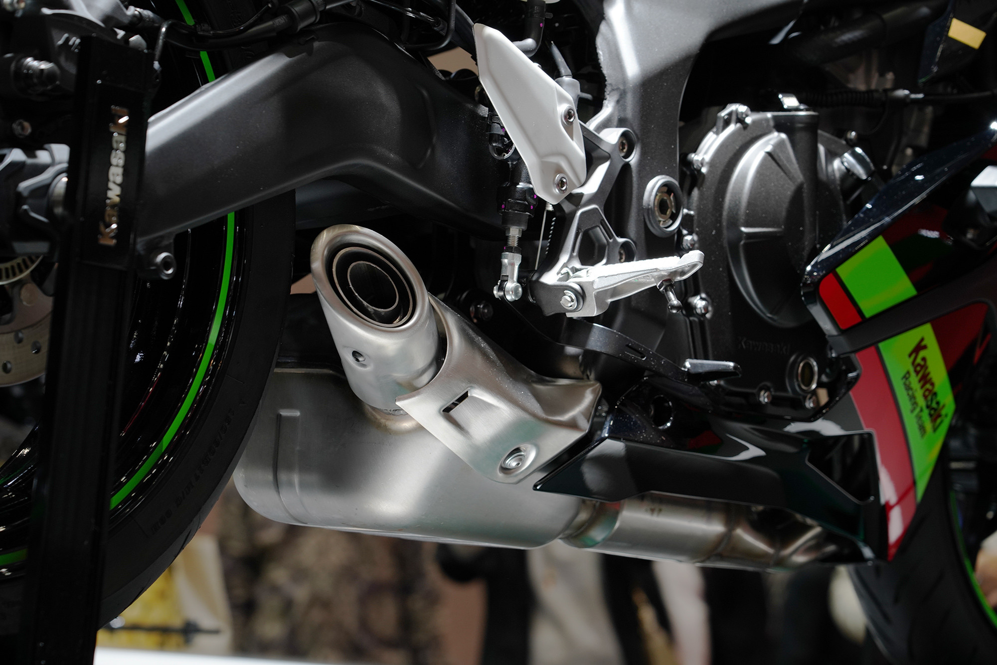 大きな取引 ZX25R 純正マフラー 現地お渡し可 純正 ninja zx25r ZX25R