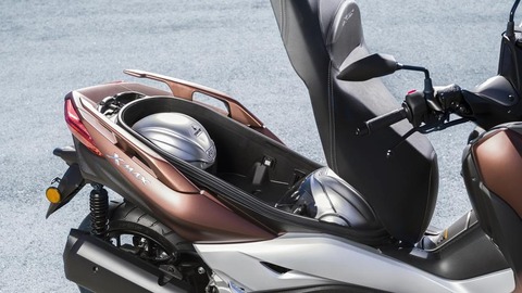 2017-Yamaha-X-MAX-300A-EU-Quasar-Bronze-Detail-002