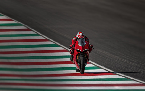 Panigale-V4S-Red-MY18-01-Hero-Banner-1600X1000c