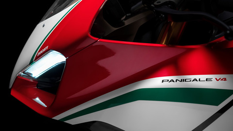 Panigale-V4-MY18-Tri-Colours-Livery-04-Slider-Gallery-1920x1080