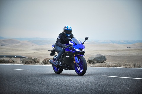 2019-Yamaha-YZF-R125-EU-Yamaha_Blue-Action-010